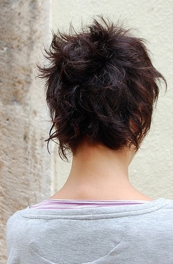 tył fryzury krótkiej, brązowe włosy cieniowane, uczesanie damskie zdjęcie numer 184
